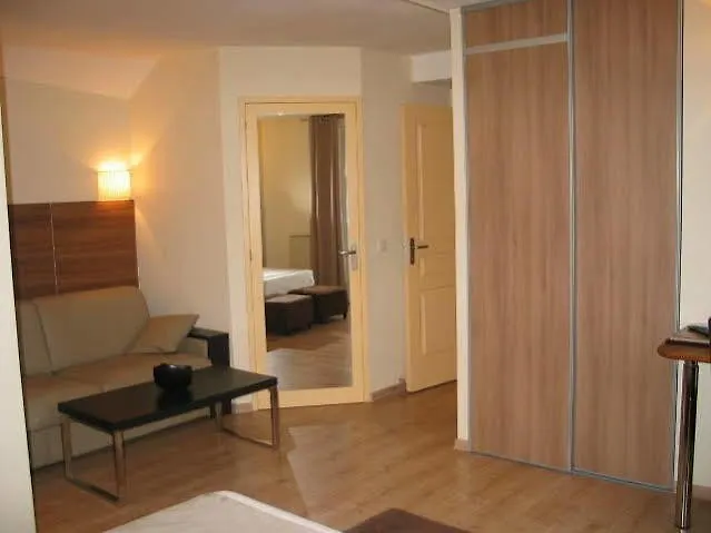 Fifi Moulin Hotell Serres